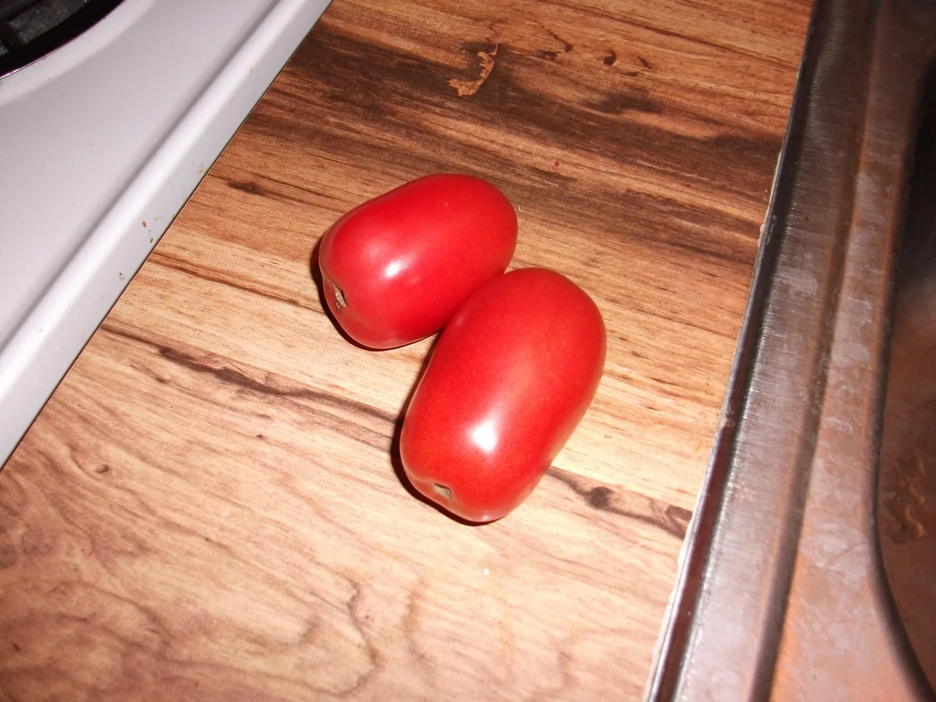 Can Chickens Eat Tomatoes? Safe Parts and Risks